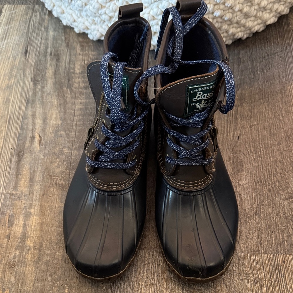 Bass Women's Black and Navy Winter Boots